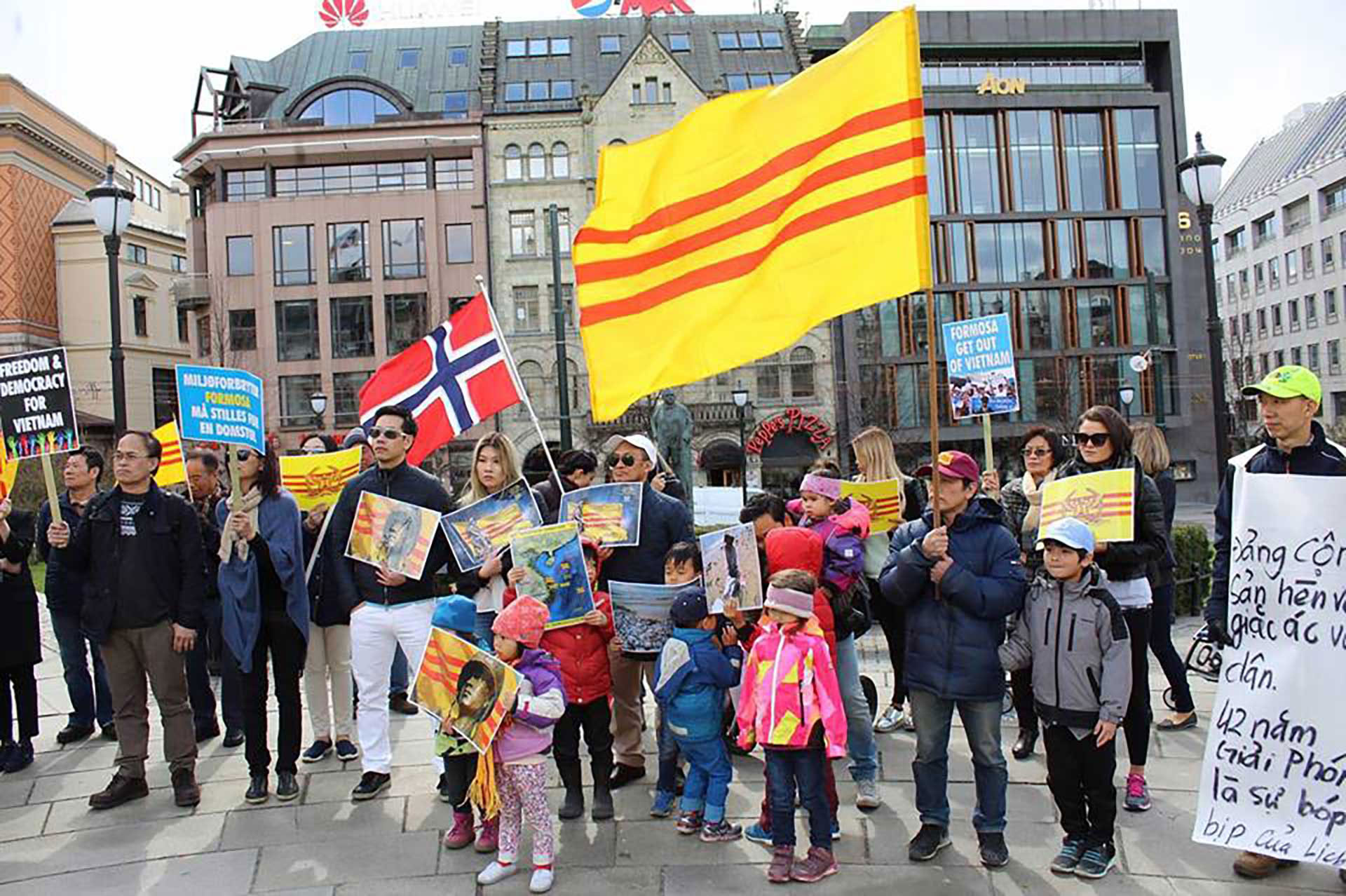  Norsk-vietnamesere demonstrerer foran Stortinget, mars 2017. Med vietnamesisk og norsk flagg. 