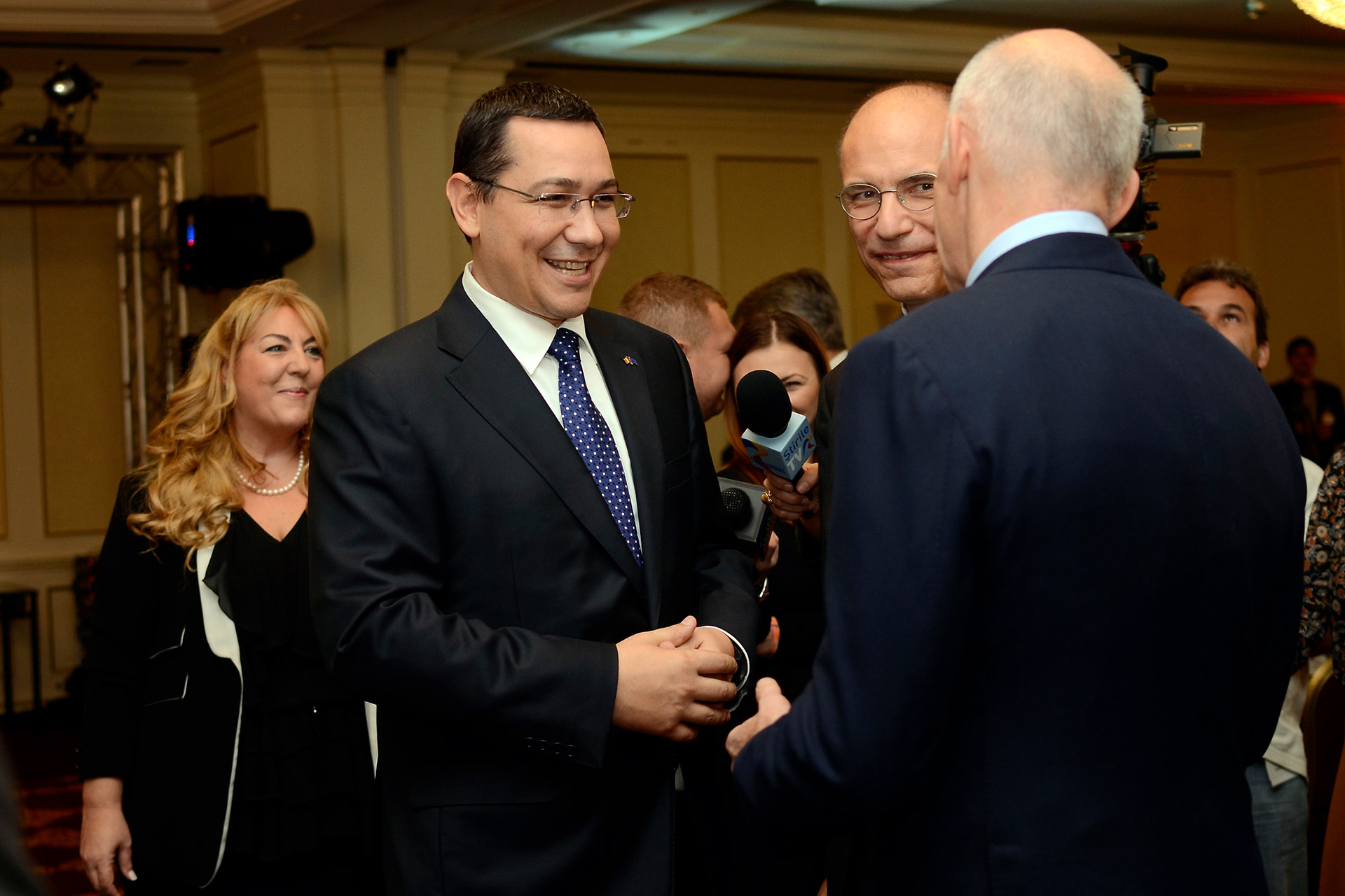 Statsminister Victor Ponta med greske politikere, 2014. Mikrofoner fra TV-stasjoner synes mellom politikerne. 