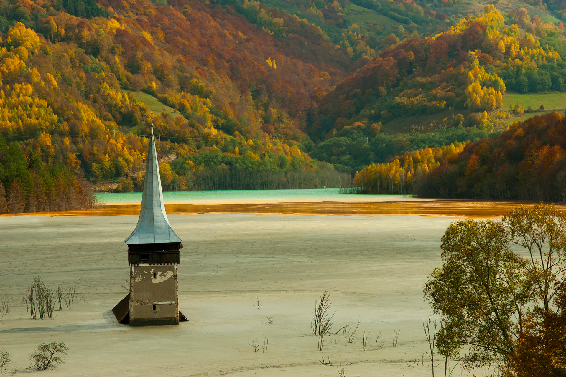 Et kirketårn stikker opp av kunstig sjø forurenset av gruveavfall ved landsbyen Geamana i Roşia Montană.