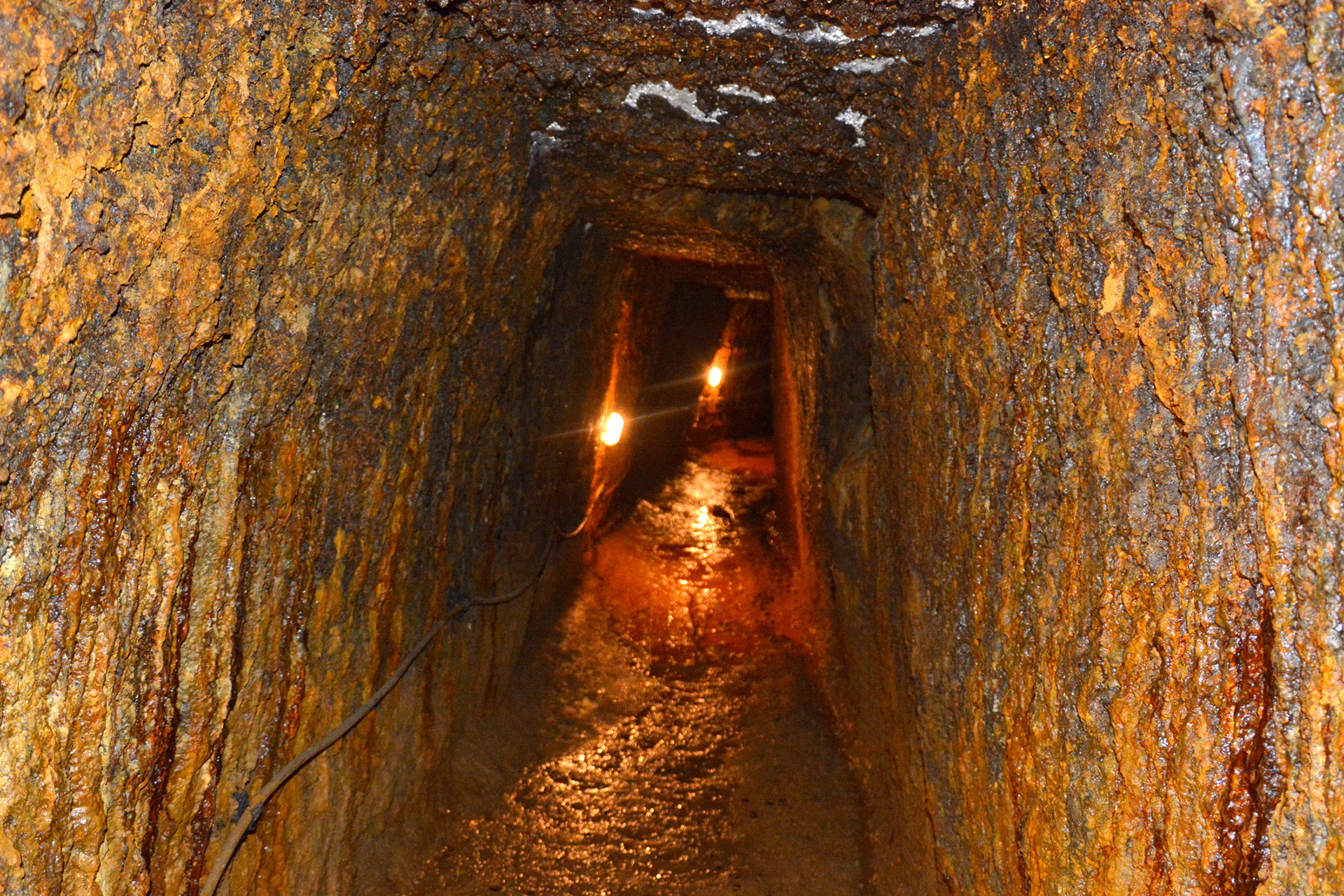 En gruvegang i de gamle romerske gruvene er opplyst av elektriske lamper.
