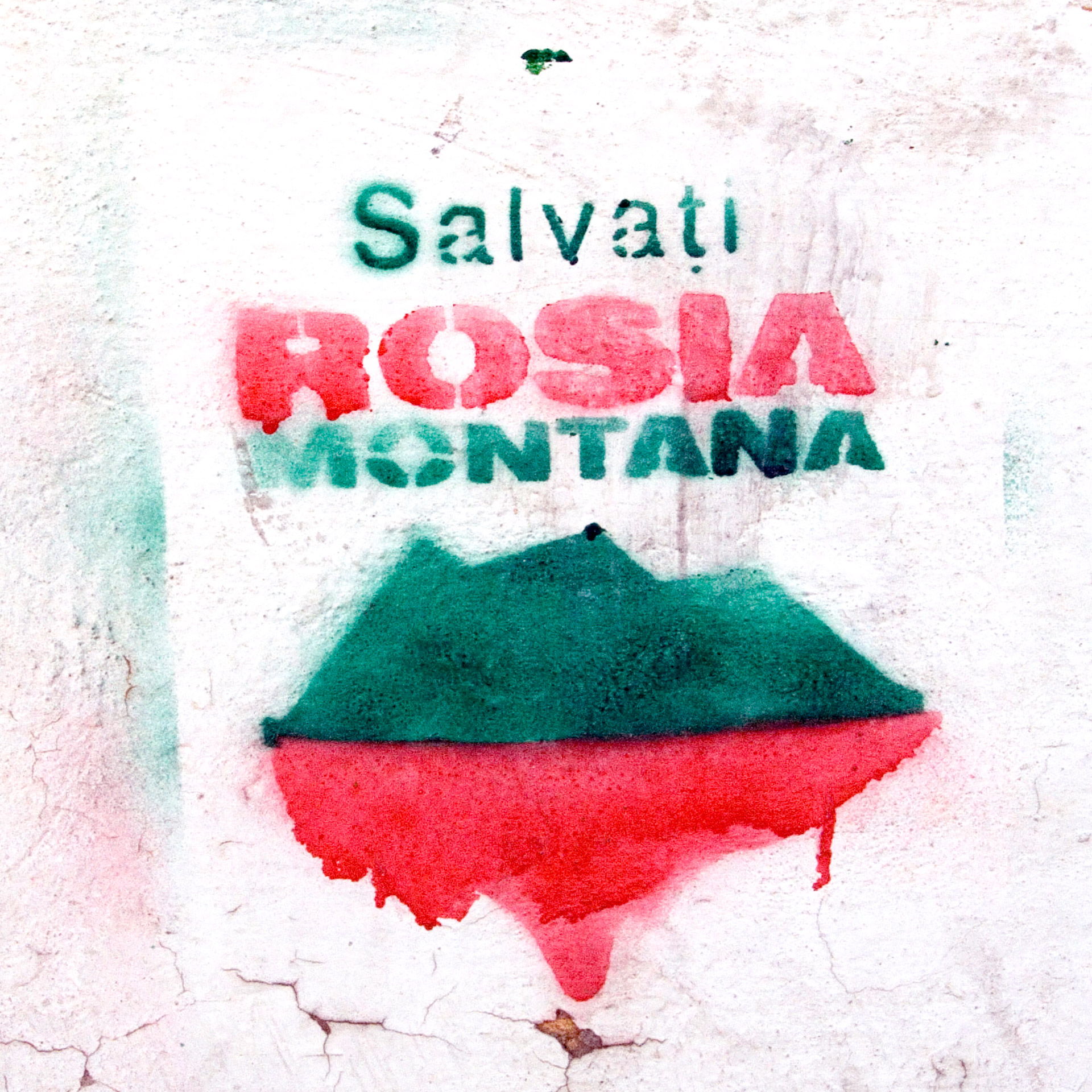 Stensil-graffiti i rødt og grønt med teksten «Salvaţi Roşia Montană»