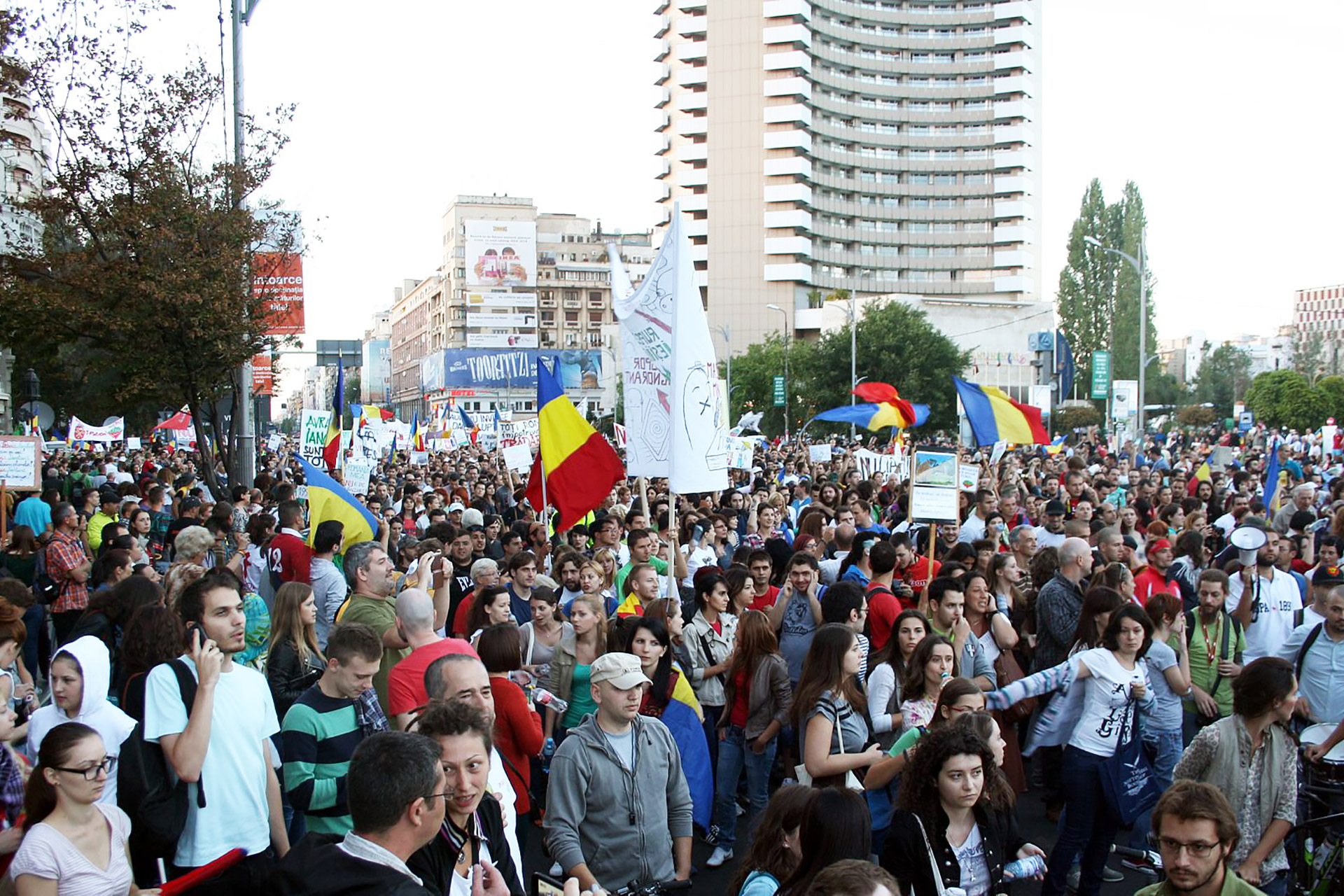 Folkemengde med rumenske flagg i demonstrasjon. 15. september 2013 ved Piața Universității, Bucuresti.